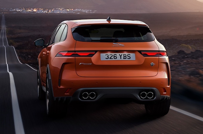 Detalhe da traseira de um Jaguar F-PACE SVR em Atacama Orange