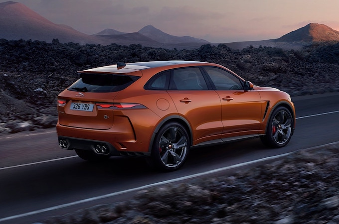 Detalhe da lateral de um Jaguar F-PACE SVR em Atacama Orange