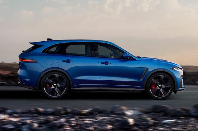 Um Jaguar F-PACE SVR em Velocity Blue na estrada