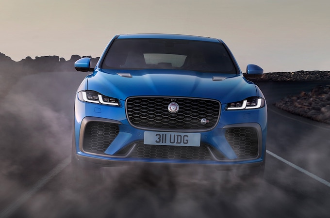 Detalhe da dianteira de um Jaguar F-PACE SVR em Velocity Blue