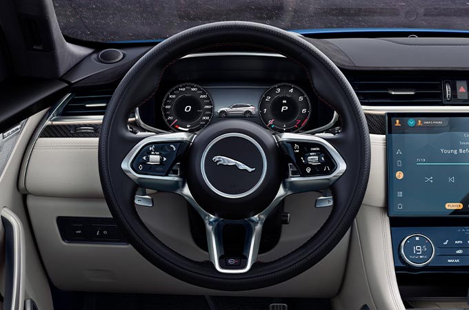 Detalhe do volante de um Jaguar F-PACE SVR