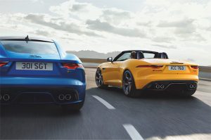 Um Jaguar F-TYPE azul e um Jaguar F-TYPE amarelo descapotável